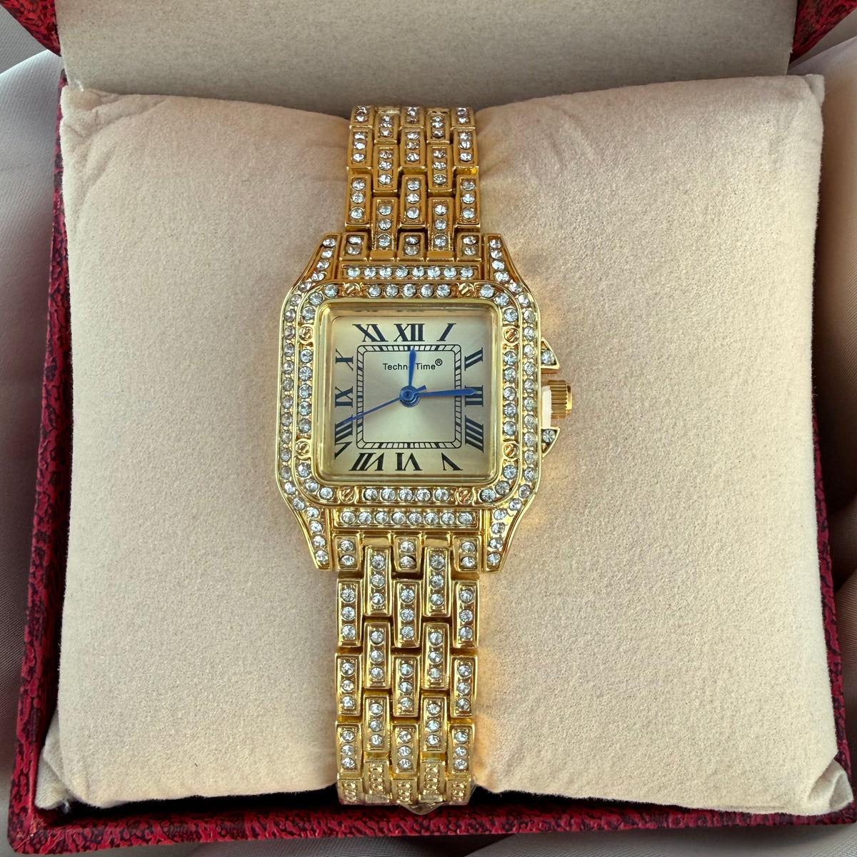 Reloj Carti dorado con dorado